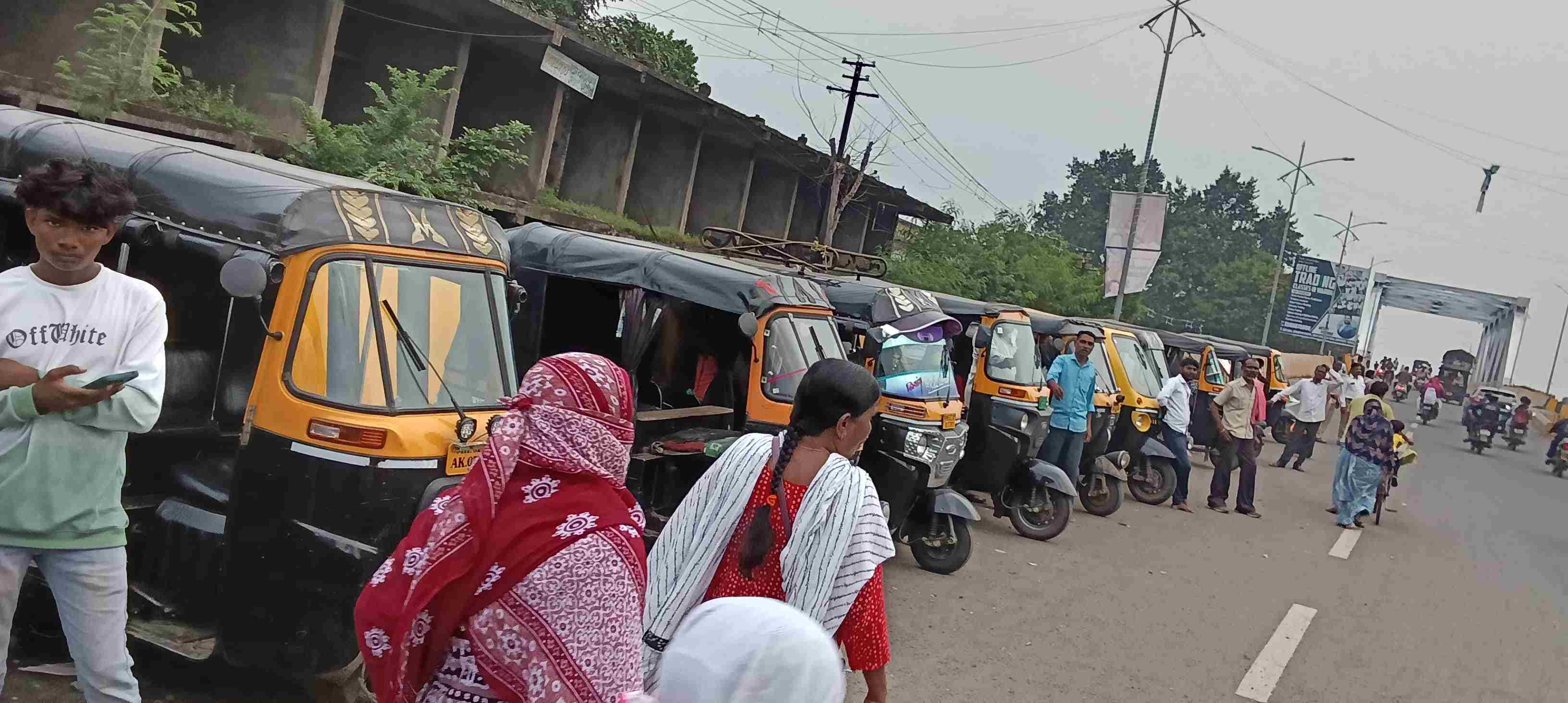बजाज चौक पुलिया पर ऑटो पॉइंट बना मुसीबत, जिम्मेदार कौन?